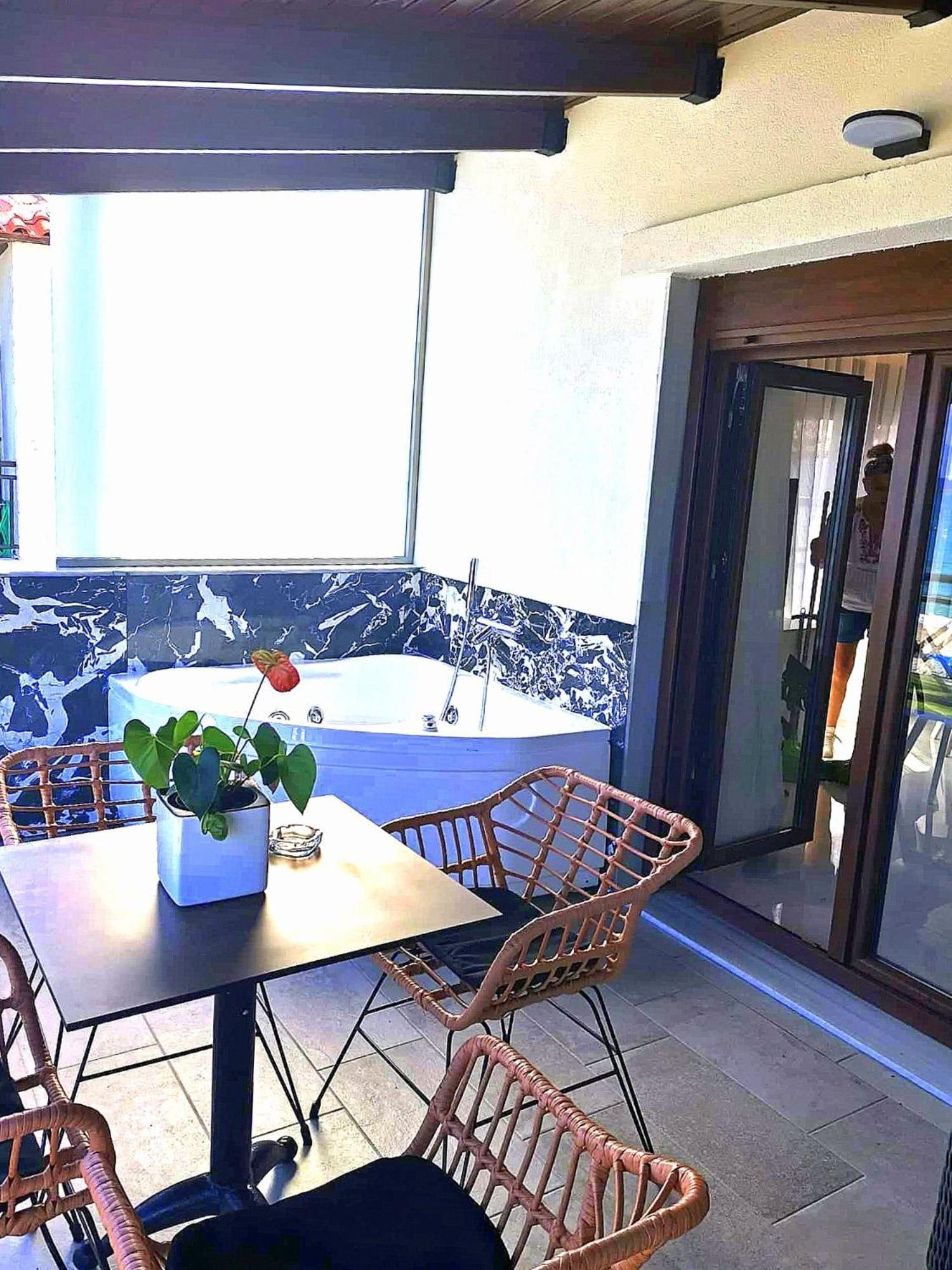 Lux Suite Sea Front Avra Pefkochori Bagian luar foto