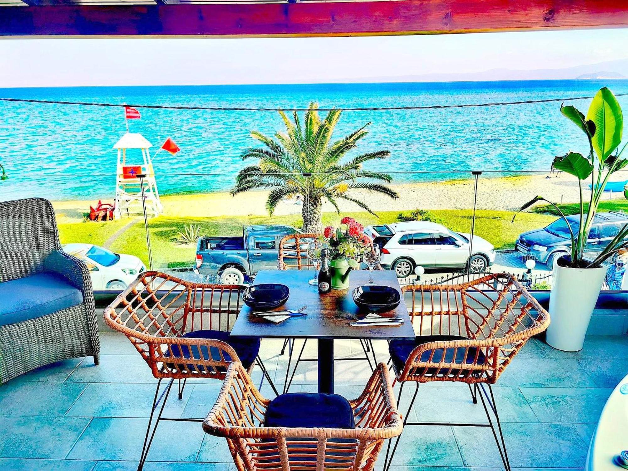Lux Suite Sea Front Avra Pefkochori Bagian luar foto